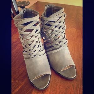 NWT: charcoal gray caged heel.